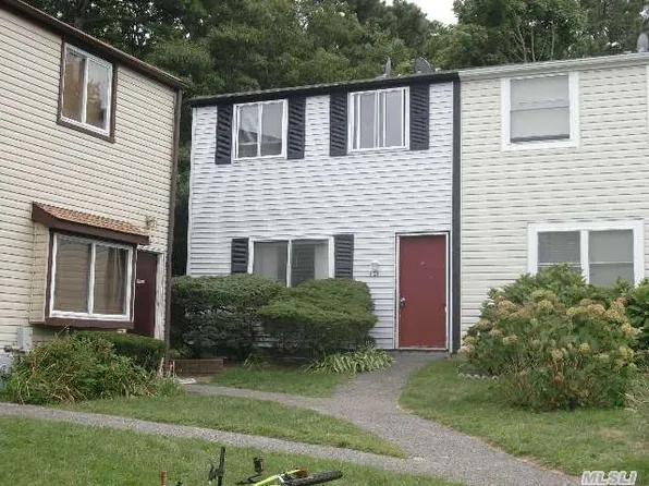 121 Hill Spur, Calverton, NY 11933