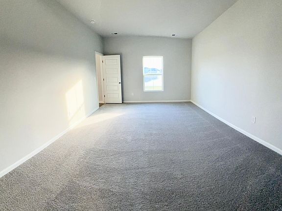 5th image of 688 Harrison Mill St
