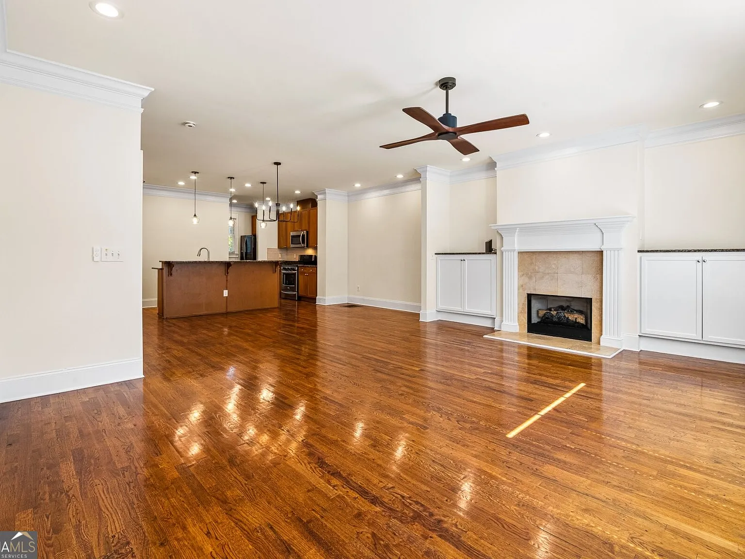 3 bed, 3.5 bath, 2015 sqft, $3,395 — Photo 3