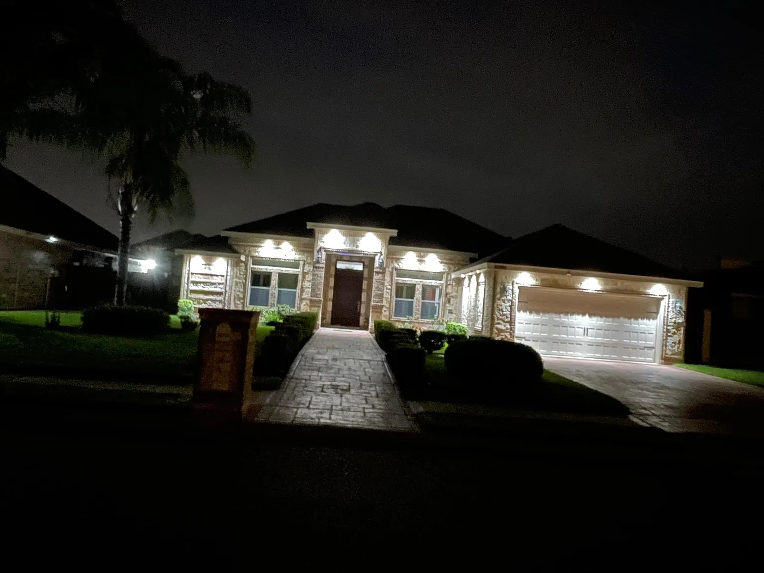 3 bed, 2.5 bath, 2124 sqft, $2,300 — Photo 3