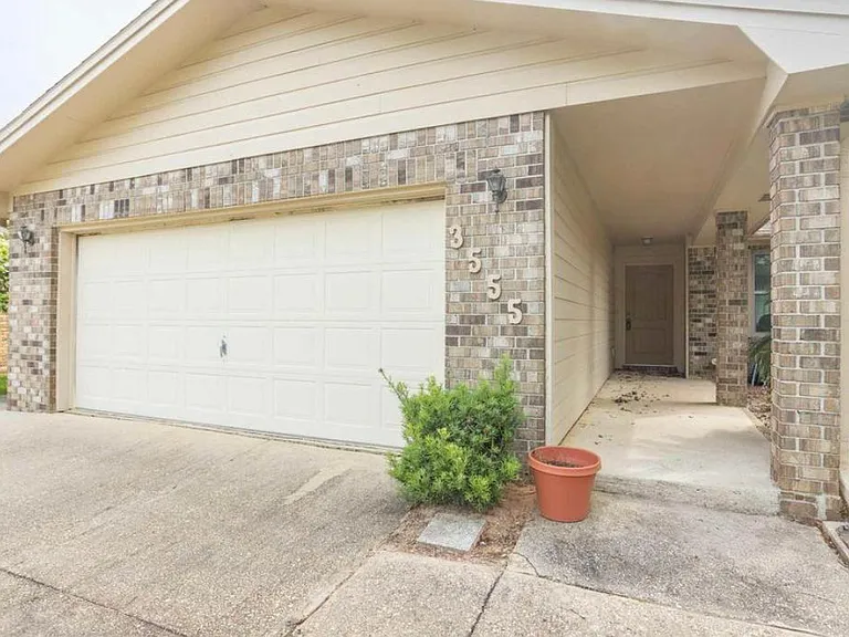 3555 Chastain Way — Photo 2