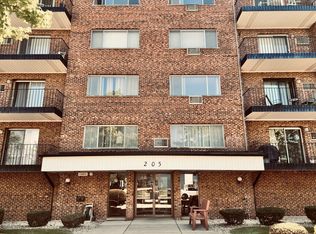 205 W Miner St APT 300, Arlington Heights, IL 60005