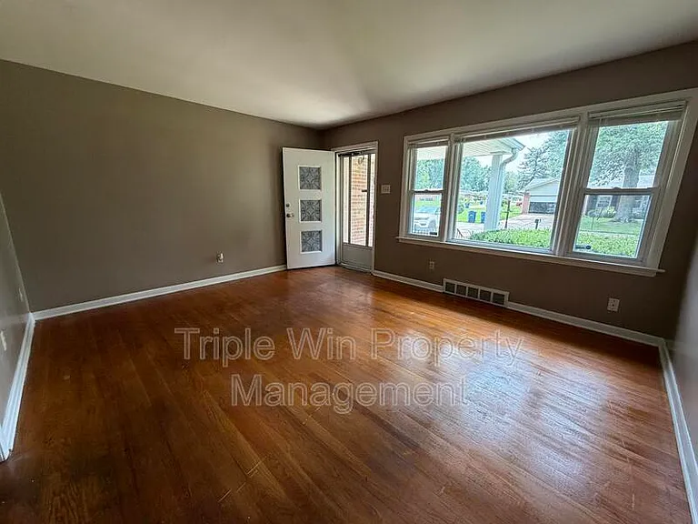 1871 Shardell Dr — Photo 9