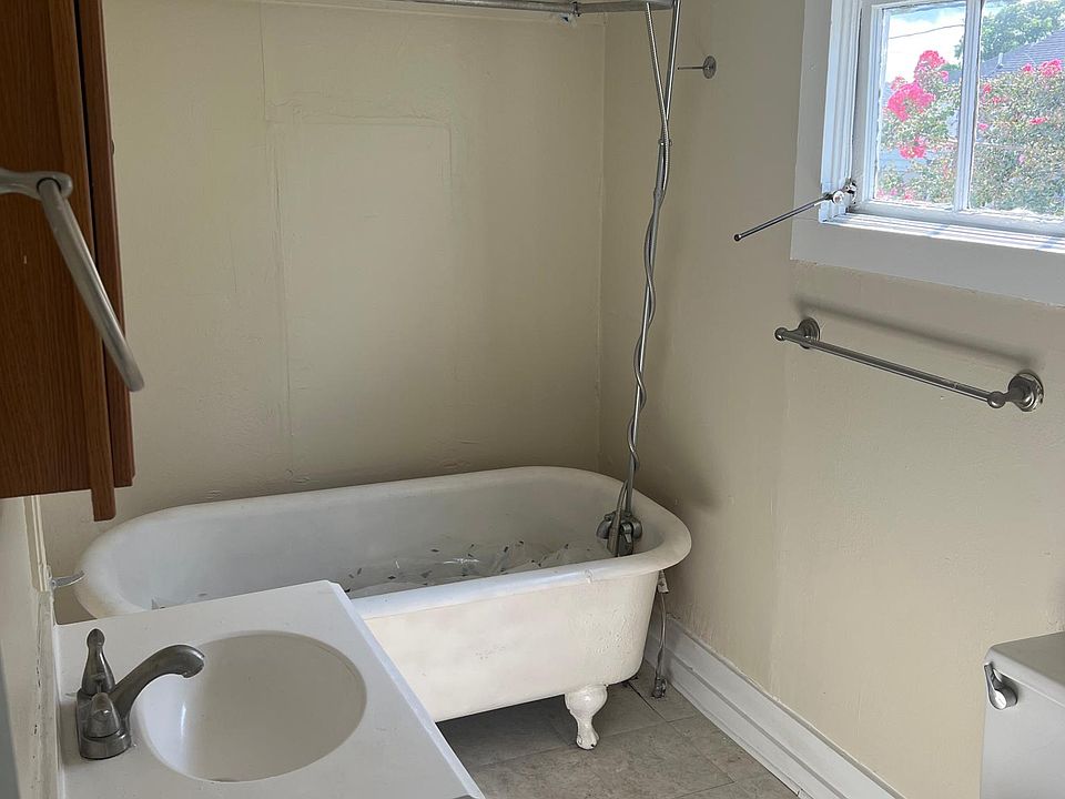 2nd image of 839 Delachaise St #839