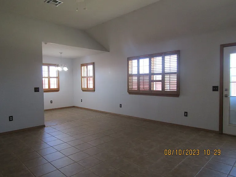 305 E Seminole St — Photo 2