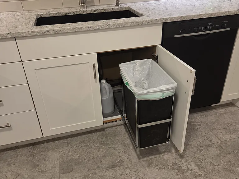 Pullout trash can