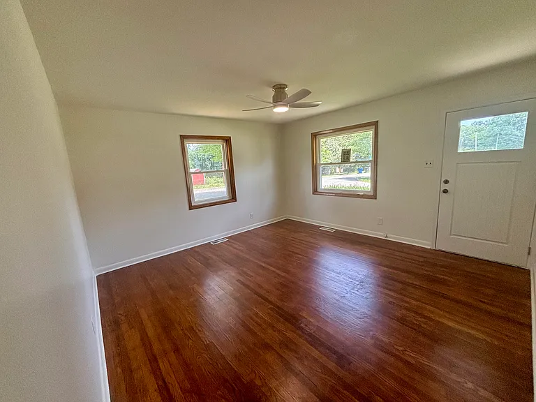 810 Bowling St — Photo 10