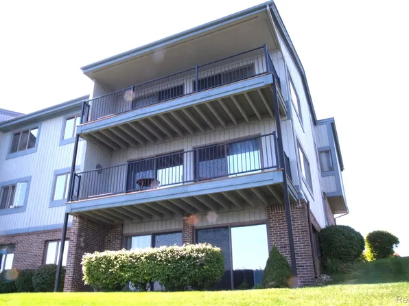 1715 N River Rd APT 51, Saint Clair, MI 48079