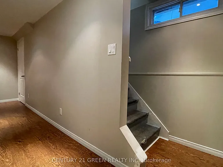 4 Wenlock Cres — Photo 23