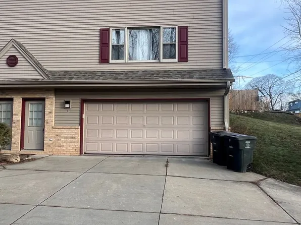 404 Racine St APT D, Waterford, WI 53185