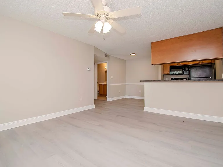 202 Lake Parsons Grn #207 — Photo 7