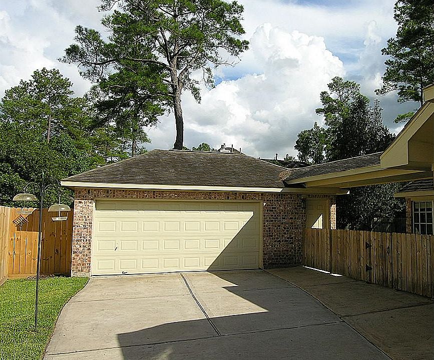 2+ Garage has large Work Space area or room for Motorcycles. Large Parking Court