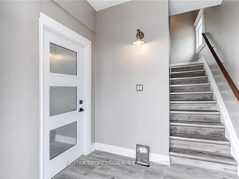 285 Hess St S — Photo 4
