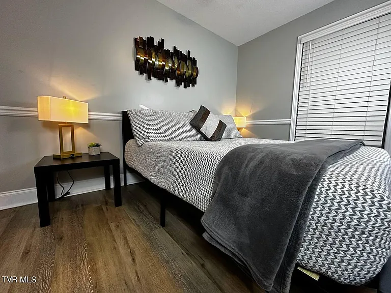 169 E Grand Ave #402 — Photo 8
