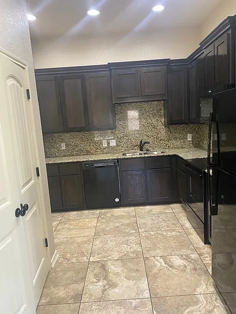3 bed, 11351 sqft, $1,410 — Photo 3