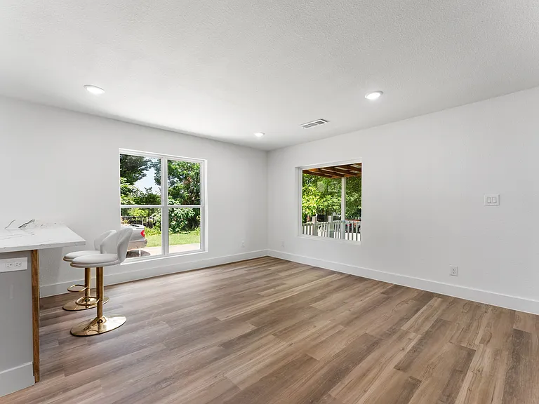 2730 Gladstone Dr — Photo 17