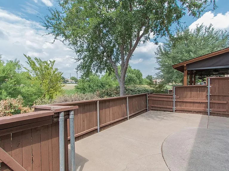 1825 Brookview Dr — Photo 32