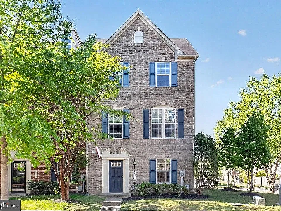 3 bed, 4.0 bath, 2160 sqft, $1,000 — Photo 4