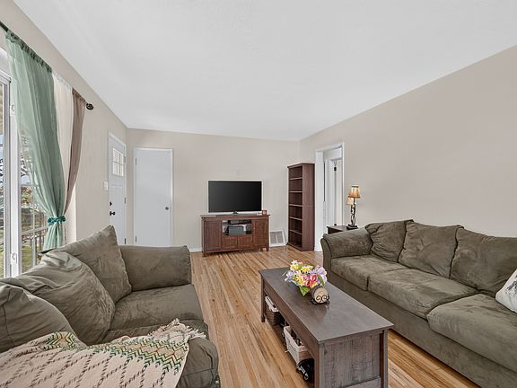 5th image of 3127 S Vivian St