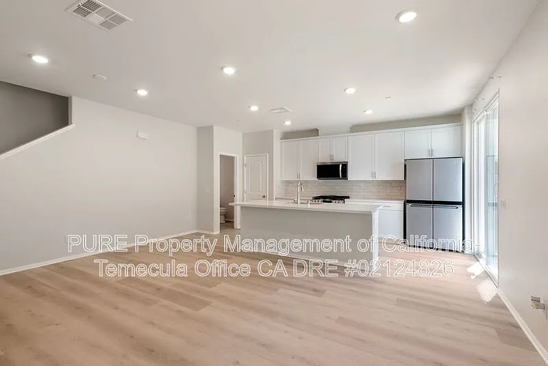 3 bed, 2.5 bath, 1504 sqft, $3,095 — Photo 3