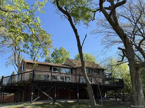 3185 Shimmons Rd, Auburn Hills, MI 48326