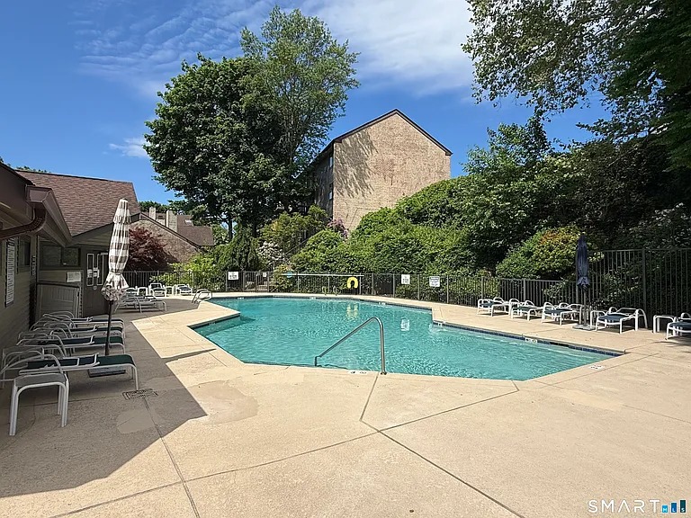 2289 Bedford St #D13 — Photo 36