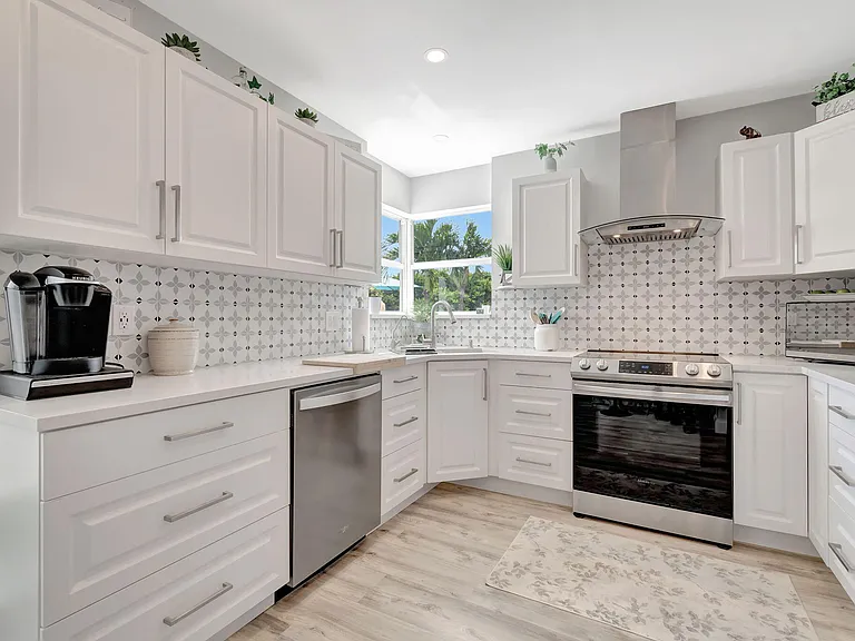 302 Venice Dr — Photo 14