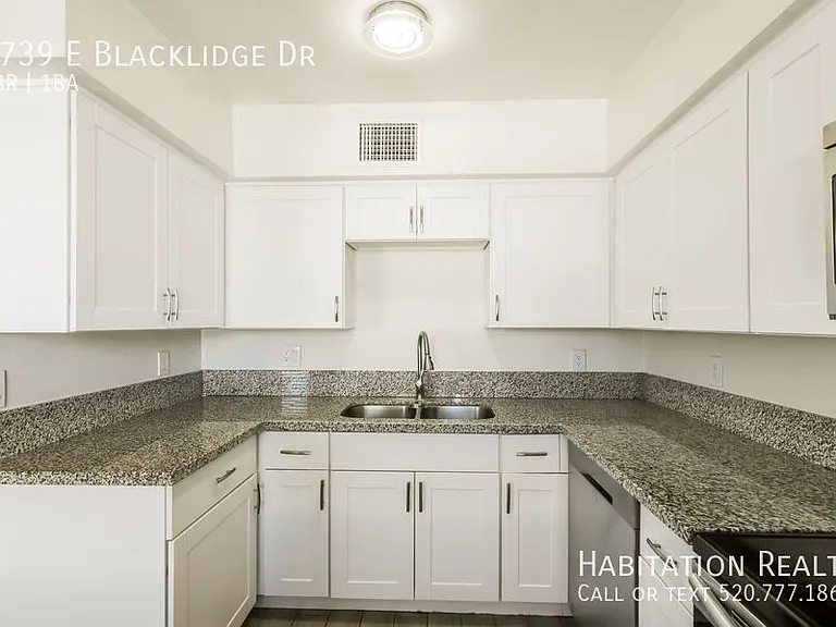 3739 E Blacklidge Dr — Photo 2