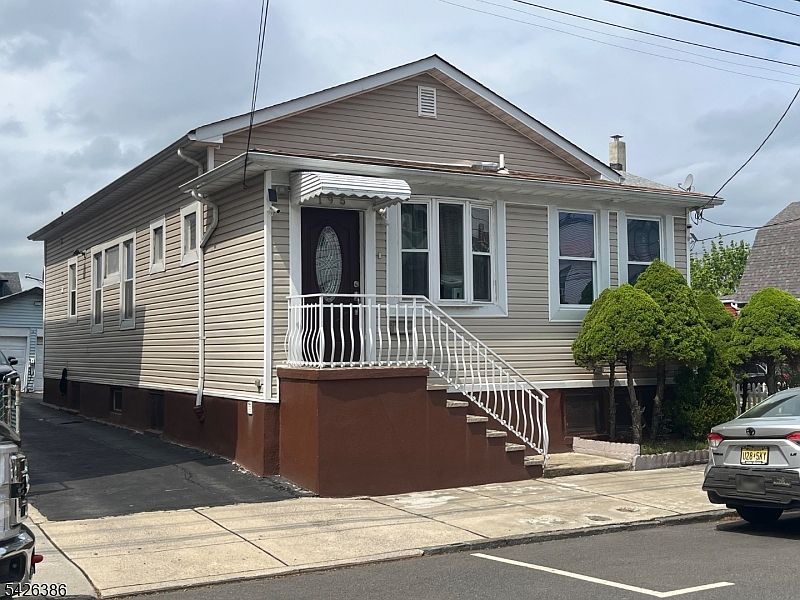 1st image of 195 Maple St