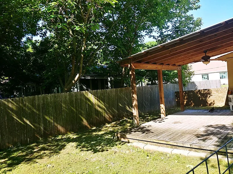 211 San Antonio St — Photo 2