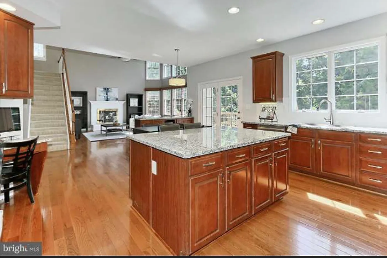 6 bed, 3598 sqft, $6,750 — Photo 2