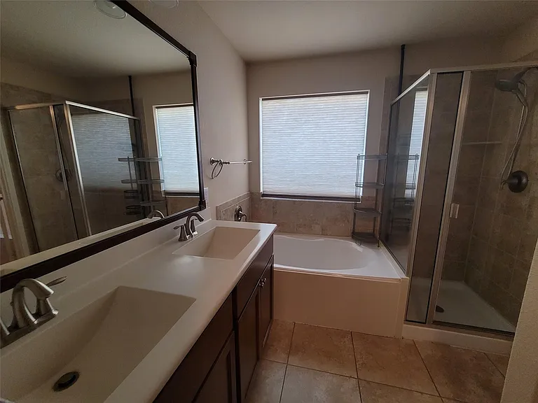 8913 Eastwood Ave — Photo 18