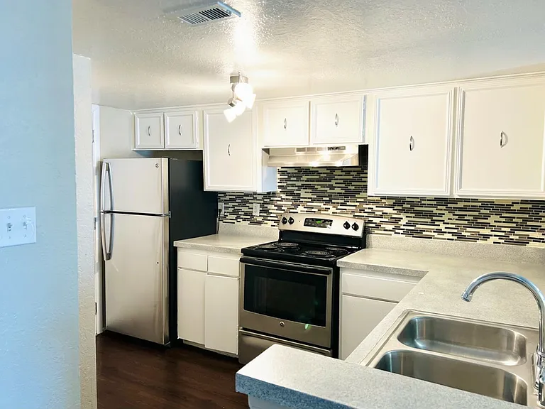 San Mateo Apartments — Photo 10
