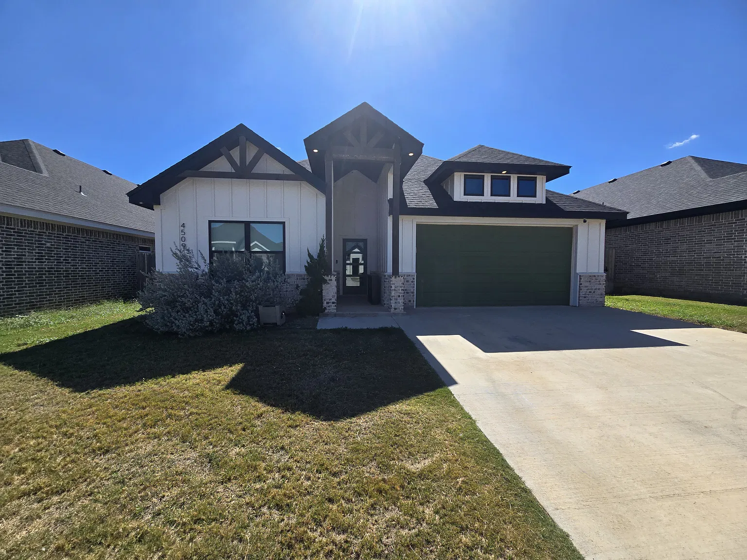 4 bed, 2070 sqft, $3,300 — Photo 2