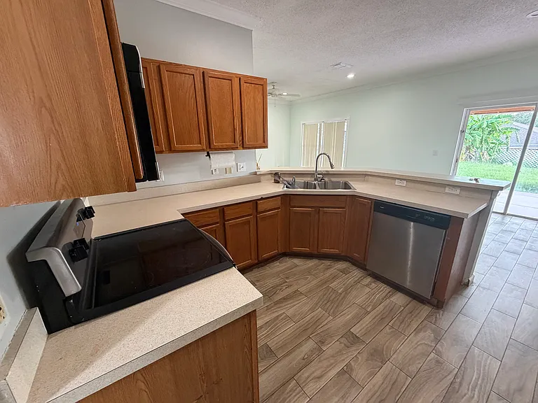 1642 Stanley Ave — Photo 8