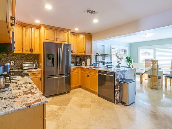 3rd image of 3020 SW 47th St