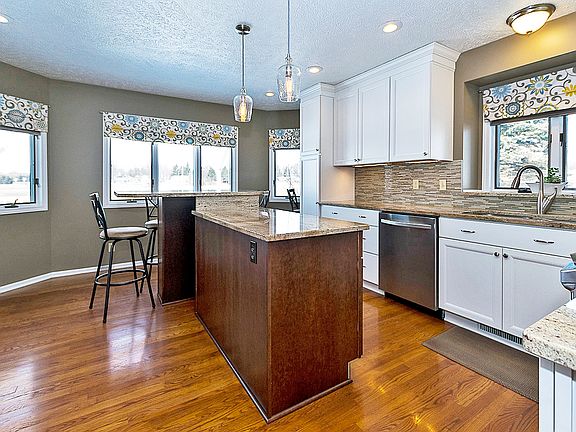 3rd image of 1021 N Crandell Dr