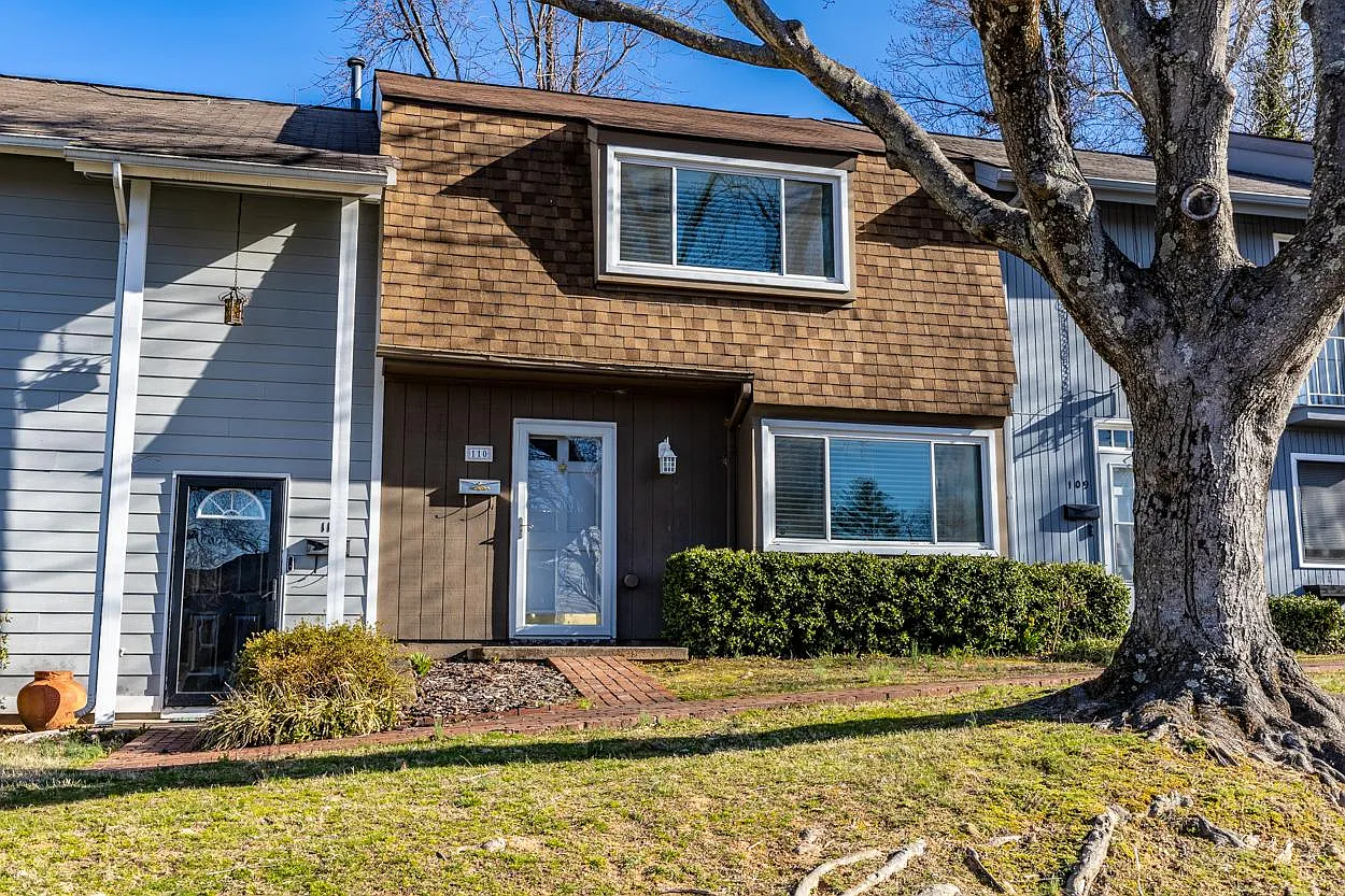 110 Woodlake Dr photo 1
