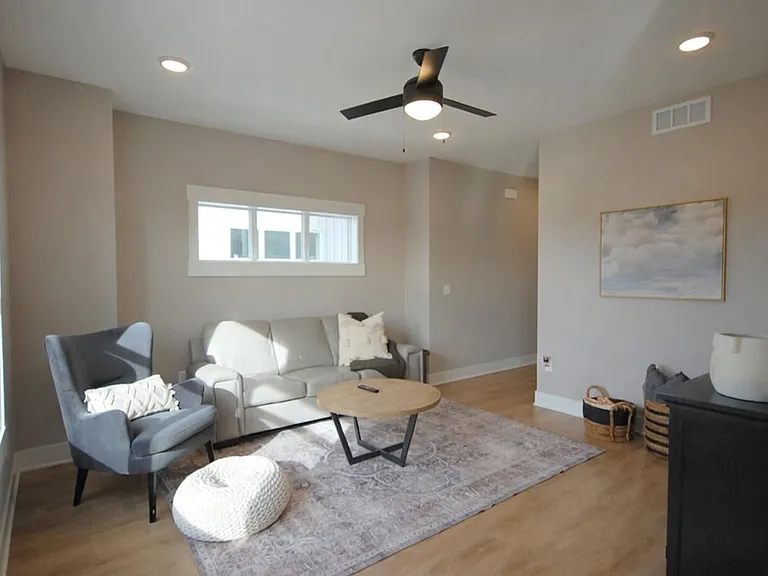 1208 S Linn St — Photo 12