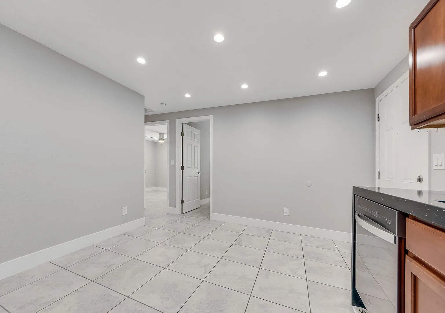 Move-In Ready Two-Bedroom with Modern Finishes & Stainless-Steel Appliances — Photo 2