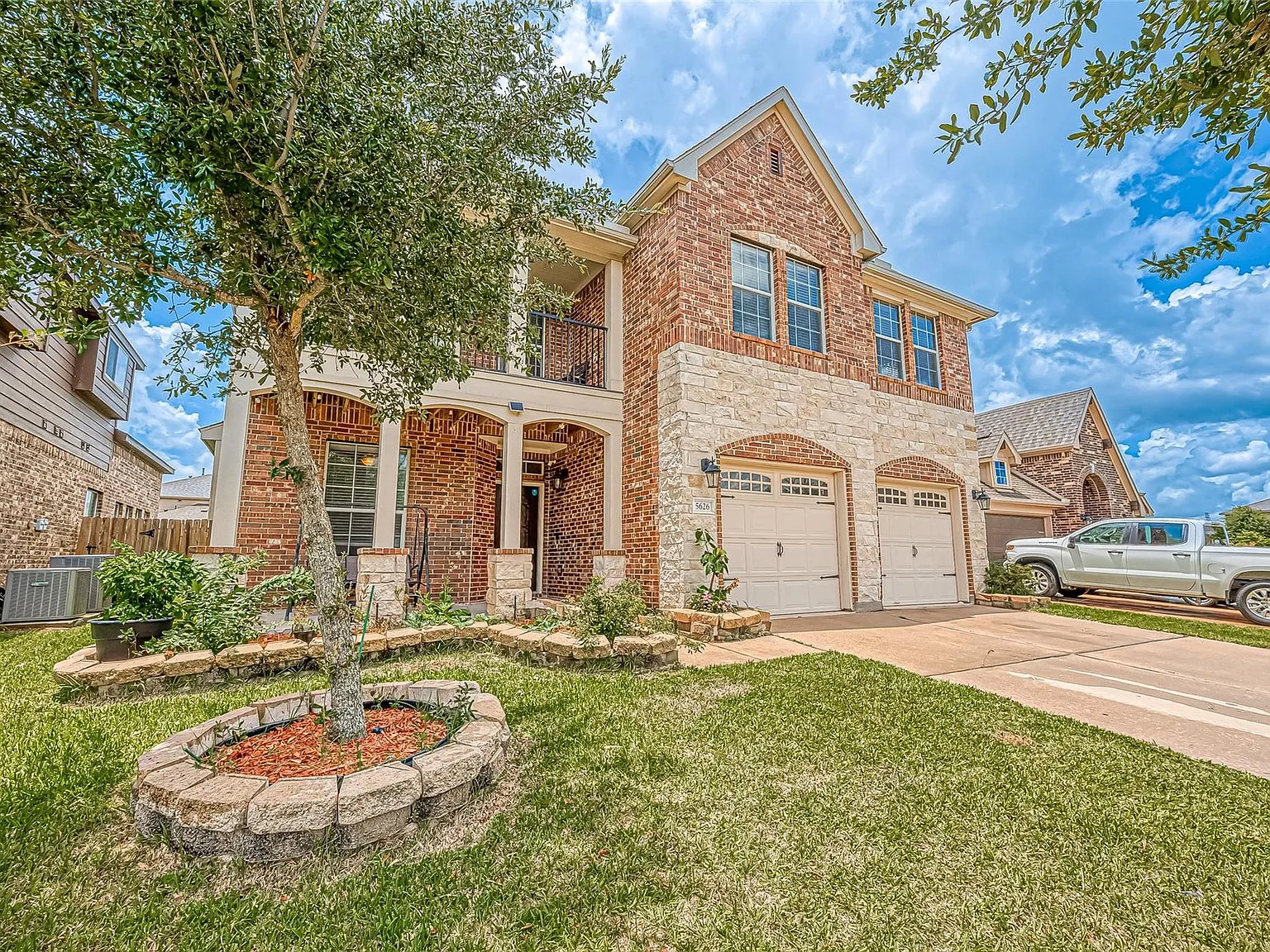 4 bed, 2.5 bath, 2700 sqft, $2,800 — Photo 2