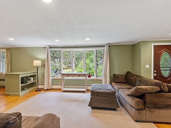 5th image of 10 Hayden Ln
