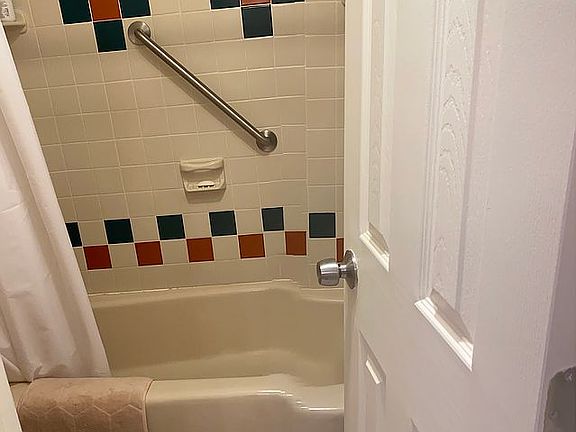Tub/Shower & Toilet