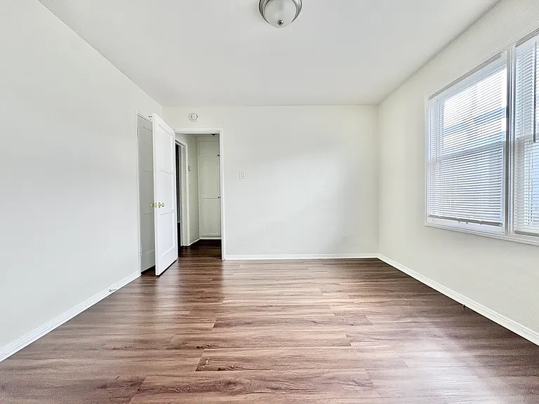1061 E Broadway — Photo 26