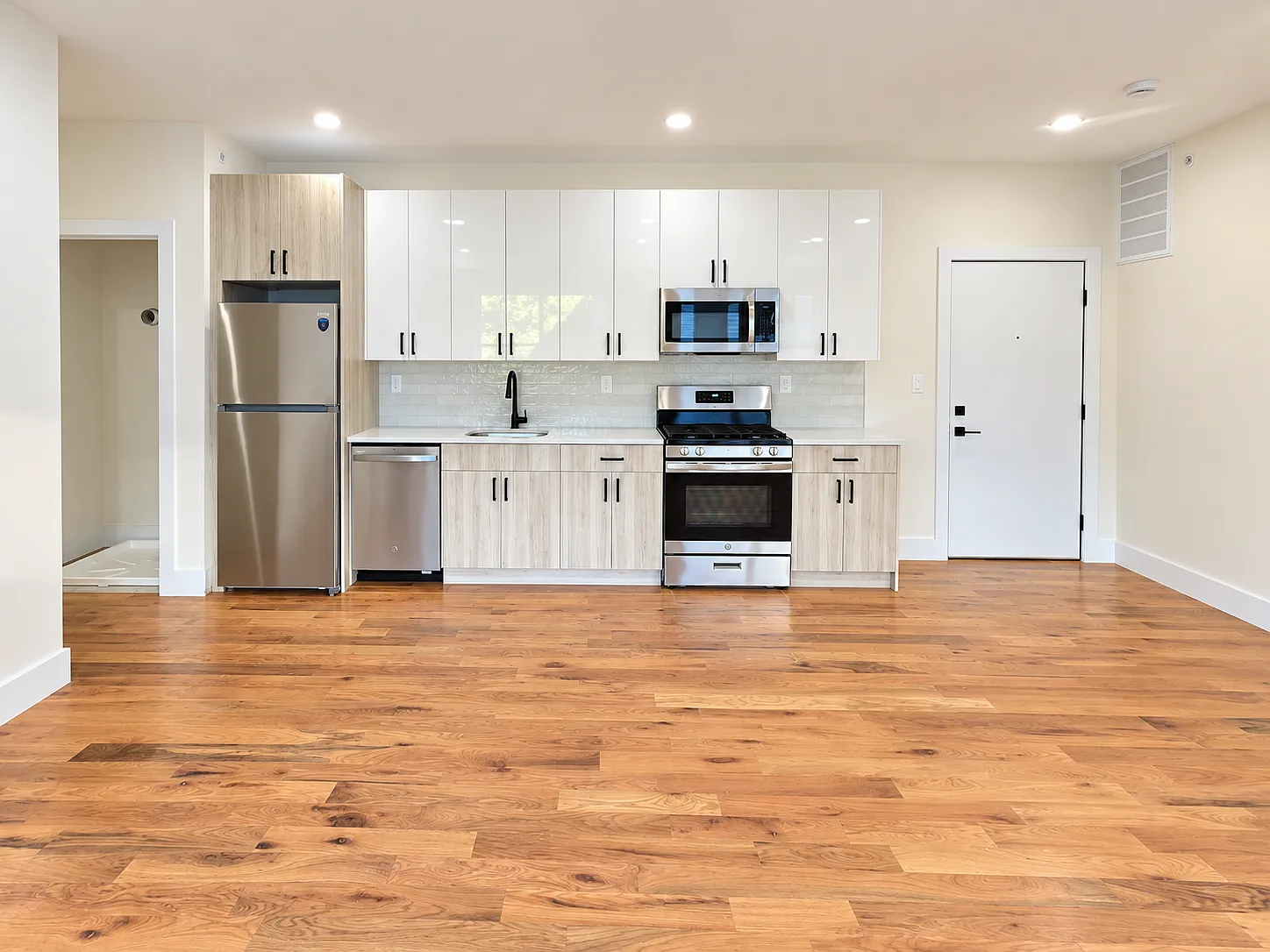 4 bed, 900 sqft, $3,100 — Photo 1