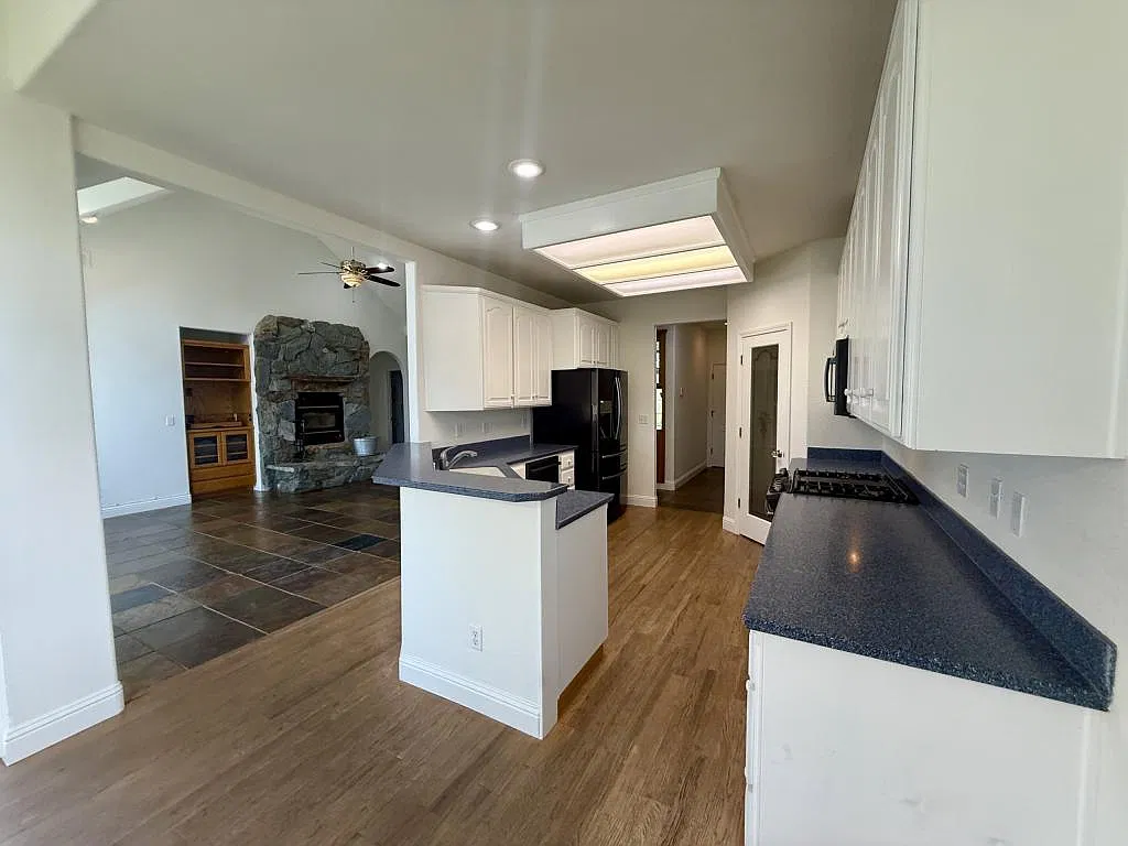 17363 Henry Rd — Photo 4