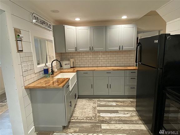 Step into the tastefully remodeled kitchen. 