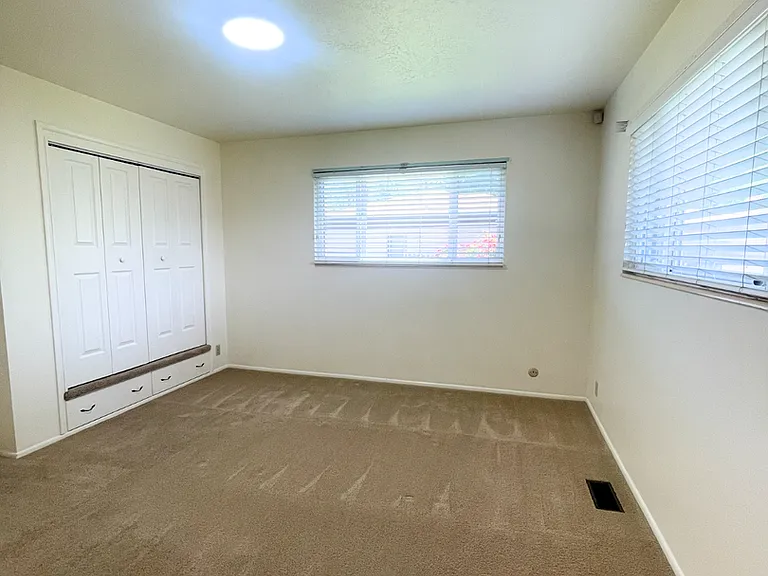 1498 E Pioneer Rd — Photo 15