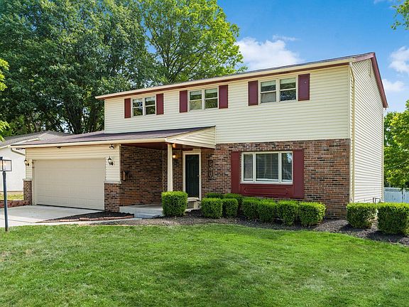 3rd image of 546 Leacrest Pl E