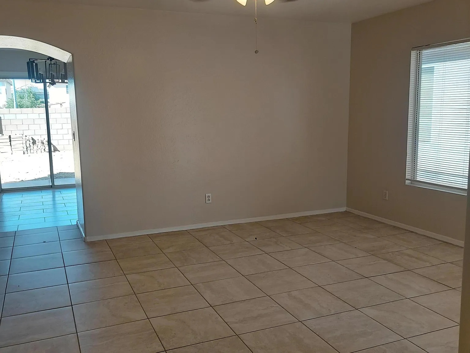 3 bed, 2.0 bath, 1090 sqft, $1,595 — Photo 3